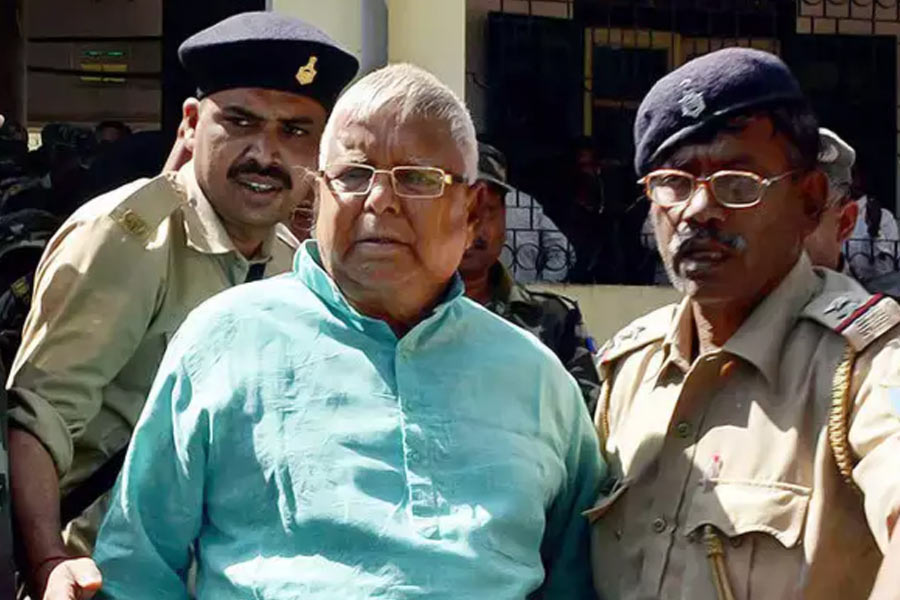 ইডি সূত্রে খবর, অঙ্কিত ইন্ডিয়া লিমিটেডের যে দুই ডিরেক্টরের নাম জড়িয়েছে রেশন দুর্নীতি মামলায়— দীপেশ চন্দক ও হিতেশ চন্দক। এঁদের নাম জড়িয়েছিল ১৯৯৬ সালে বিহারের পশুখাদ্য দুর্নীতি মামলাতেও। যে মামলায় পরে গ্রেফতার হয়েছিলেন লালুপ্রসাদ যাদব।