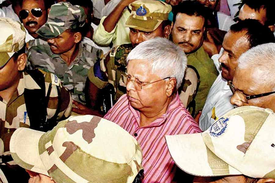 কলকাতা পুলিশের একটি সূত্র দাবি করেছে, বয়ানের নথি অনুযায়ী, দীপেশ তাদের জানিয়েছেন, তিনি ১৯৮৫ থেকে ১৯৯৪ সাল পর্যন্ত বিহারে পশুখাদ্য সরবরাহ করতেন। ১৯৯৬ সালে পশুখাদ্য কেলেঙ্কারি প্রকাশ্যে আসে। সিবিআইয়ের হাতে তদন্ত যায়। তাতে বিহারের তৎকালীন মুখ্যমন্ত্রী লালুপ্রসাদের সঙ্গে তিনিও জড়িয়ে পড়েন এবং আত্মগোপন করেন। পরে তাঁকে সিবিআইয়ের ধানবাদের তৎকালীন এসপি রাকেশ আস্থানা রাজসাক্ষী করেছিলেন বলে কলকাতা পুলিশকে সেই সময় জানিয়েছিলেন দীপেশ। 