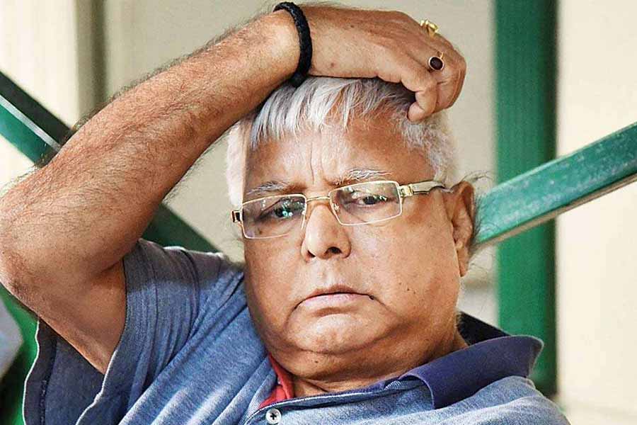 ঘটনাচক্রে, রাজ্যে সারদা-নারদ তদন্তের গতি বাড়িয়ে ছিলেন রাকেশই। লালবাজার সূত্রের দাবি, জেরার সময় দীপেশ দাবি করেছিলেন, ২৩ বছর আগে ওই মামলায় লালুপ্রসাদকে জড়াতে ‘ভূমিকা’ ছিল ওই সিবিআই অফিসারের। 