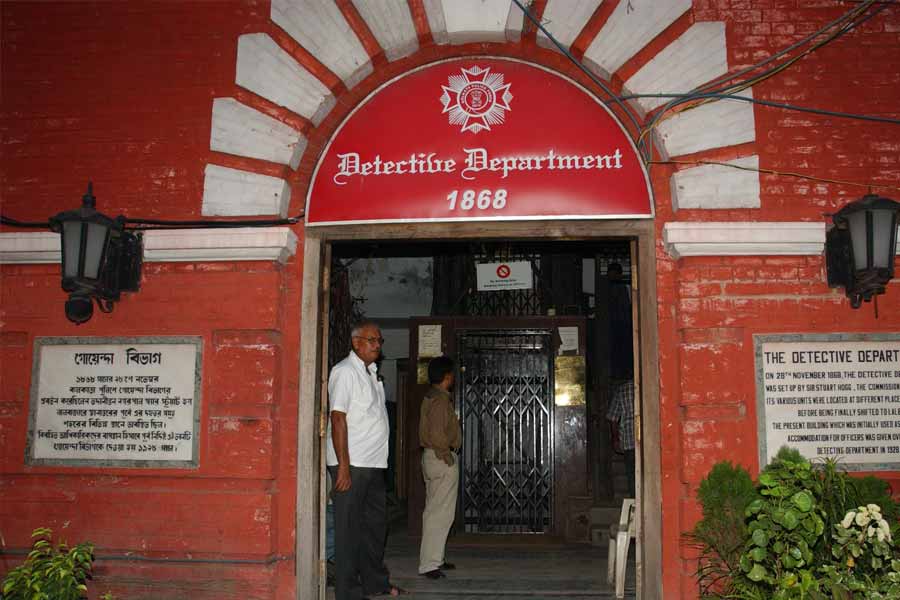 লালবাজার সূত্রেই জানা গিয়েছে, রাঁচীতে পাঠানোর জন্য আলিপুর আদালতে যে নথি পেশ করা হয়েছিল, তাতে দীপেশ দাবি করেছেন, সেই সময়ে শিলিগুড়ির সিপিএম নেতাদের একাংশের সঙ্গে ‘যোগাযোগ’ ছিল তাঁর। তাঁদের এক জনের সূত্রেই আস্থানার সঙ্গে যোগাযোগ। 