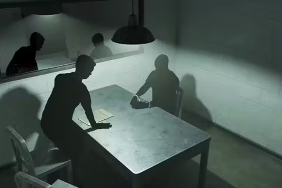 কলকাতা পুলিশকে দেওয়া বয়ানে ব্যবসায়ীর দাবি, প্রায় ১৫ দিন ধরে আস্থানা তাঁকে জেরা করেন। নথি অনুযায়ী, দীপেশ তাঁর বয়ানে দাবি করেন, পশুখাদ্য মামলা থেকে বাঁচতে রাজসাক্ষী হওয়ার প্রস্তাব দেন রাকেশই। 