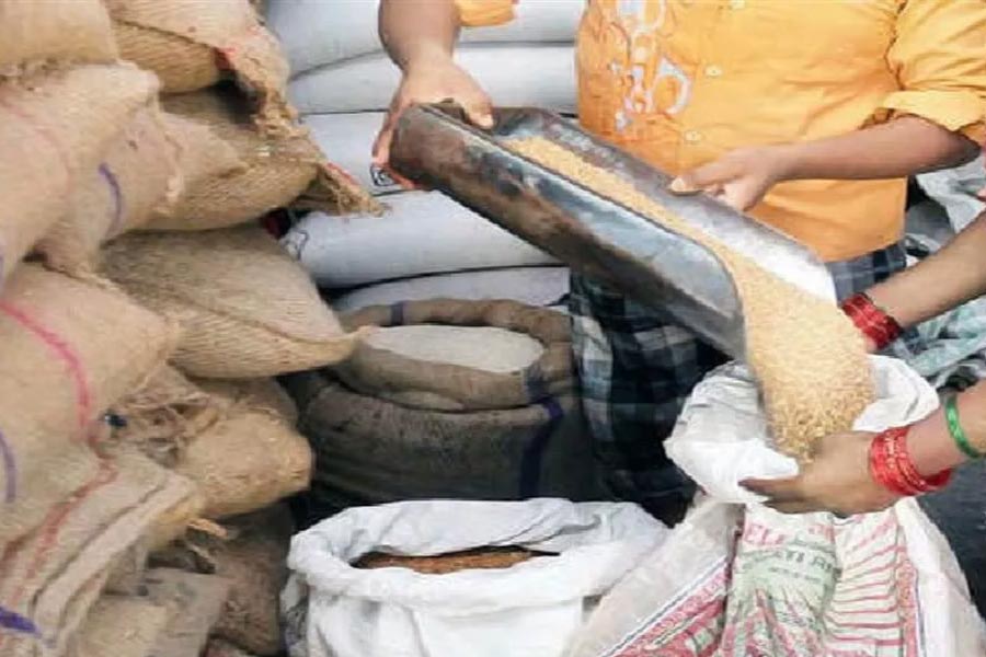 সেই দীপেশই এ বার জড়িয়ে পড়লেন রেশন দুর্নীতি মামলায়। ইডির ওই সূত্রেরই দাবি, দীপেশ ও হিতেশও বালুর ‘ঘনিষ্ঠ’ ছিলেন। প্রাক্তন খাদ্যমন্ত্রী জ্যোতিপ্রিয়ের দুই আপ্ত-সহায়ক অমিত দে এবং অভিজিৎ দাসের সঙ্গেও সংস্থাটির ডিরেক্টরদের ঘনিষ্ঠ যোগাযোগ রয়েছে। তদন্তকারীদের সূত্রেরই দাবি, রেশন দুর্নীতি মামলায় গ্রেফতার হওয়া বাকিবুর রহমানের চালকলের মতো অঙ্কিত ইন্ডিয়া লিমিটেডেরও নাম রয়েছে খাদ্য দফতরের প্যানেলে।