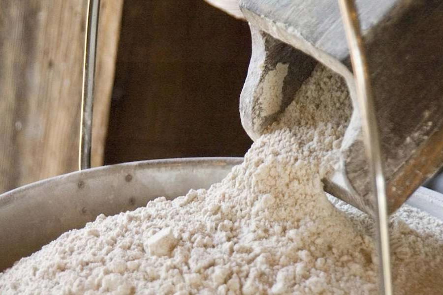 তদন্তকারীদের সূত্রে জানা গিয়েছে, ভারতীয় খাদ্য নিগমের (এফসিআই বা ফুড কর্পোরেশন অফ ইন্ডিয়া) রেশনের গম ভাঙানোর জন্য খাদ্য দফতরের বরাত পেত এই সংস্থা। কেন্দ্রীয় প্রকল্পের রেশনের ভাল গুণমানের গম ওই সংস্থাকে সরবরাহ করা হত। রেশনের ন্যায্য মূল্যের গম খোলা বাজারের দামের থেকে অনেকটা কম দরে বিক্রি করা হত ওই সংস্থাকে। বাজারদরের তুলনায় কম দামে সেই গম কিনে আটাকলে তা থেকে আটা তৈরি করে প্যাকেটজাত করে পরে বাজারে বিক্রি করা হত বলে দাবি করেছে কেন্দ্রীয় সংস্থার সূত্র।