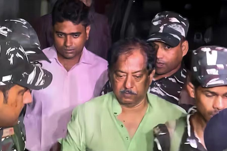 ইডি-র গোয়েন্দাদের সূত্রে দাবি, জ্যোতিপ্রিয়-ঘনিষ্ঠ এই ধরনের আরও কিছু সংস্থা রয়েছে। রেশন বণ্টন দুর্নীতির সিন্ডিকেট অর্থাৎ ডিস্ট্রিবিউটর, ডিলার, রেশন দোকানের মালিক এবং খাদ্য দফতরের আধিকারিকদের একাংশের সঙ্গে নাকি সরাসরি যোগাযোগ রাখতেন বালু। তদন্তকারীদের সূত্রে এ-ও দাবি করা হচ্ছে, গত দু’মাস ধরে বিভিন্ন জায়গায় রেশন বণ্টন দুর্নীতির মামলার সূত্রে তল্লাশি-অভিযানে বাজেয়াপ্ত নথি যাচাই করে জানা গিয়েছে, দুর্নীতির কোটি-কোটি টাকার একটি বড় অংশ জ্যোতিপ্রিয়ের কাছেও পৌঁছে দেওয়া হত।