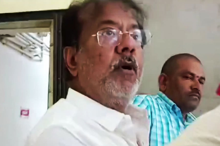 মন্ত্রীর দুই আপ্ত-সহায়ককেও প্রায় পাঁচ থেকে ছ’দফায় জিজ্ঞাসাবাদ করেছে ইডি। তাঁদের বয়ান লেখা হয়েছে। ওই দু’জনের বাড়ি থেকেও উদ্ধার হওয়া নথি যাচাই করা হয়েছে। ইডি সূত্রের দাবি, সেই সব নথি যাচাই করতে গিয়েই অঙ্কিত ইন্ডিয়া লিমিটেডের দুই ‘মহারথী’ দীপেশ ও হিতেশের সঙ্গে জ্যোতিপ্রিয়ের যোগাযোগের বিষয়টি জানা গিয়েছে।