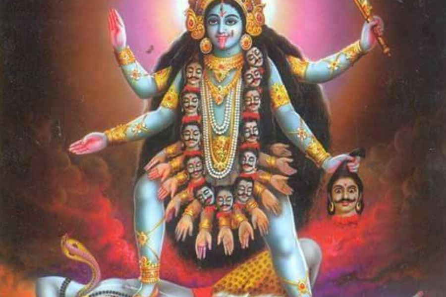  দক্ষিণাকালী: দেবীর সর্বাপেক্ষা প্রসিদ্ধ মূর্তি দক্ষিণাকালী। বলা হয়, দক্ষিণদিকের অধিপতি যম যে কালীর ভয়ে পলায়ন করেন, তিনিই দক্ষিণাকালী। দেবী করালবদনা, ঘোরা, মুক্তকেশী, চতুর্ভুজা, মুণ্ডমালাবিভূষিতা। তাঁর বামকরযুগলে সদ্যছিন্ন নরমুণ্ড ও খড়্গ, দক্ষিণকরের একটিতে বর ও অপরটিতে অভয় মুদ্রা। তাঁর গাত্রবর্ণ মহামেঘের ন্যায়, তিনি মহাভীমা, হাস্যযুক্তা ও মুহুর্মুহু রক্তপানকারিনী। দেবীর দক্ষিণপদ মহাদেবের বক্ষে স্থাপিত। 