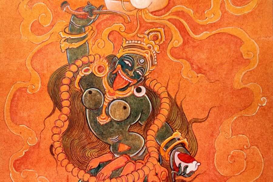 সিদ্ধকালী: গৃহস্থের বাড়িতে সিদ্ধকালীর পূজা হয় না। তিনি মূলত সিদ্ধ সাধকদের ধ্যান আরাধ্যা। কালীতন্ত্রে দেবীকে দ্বিভুজা রূপে কল্পনা করা হয়েছে। অন্যত্র তিনি ব্রহ্মরূপা ভুবনেশ্বরী। তাঁর মূর্তির দক্ষিণহস্তে ধৃত খড়্গের আঘাতে চন্দ্রমণ্ডল থেকে অমৃত রস নিঃসৃত হয়, সেই অমৃত রস বামহস্তের কপালপাত্রে ধারণ করে পরমানন্দে পান করেন দেবী। তিনি সালংকারা। তাঁর দক্ষিণপদ শিবের বুকে ও বামপদ শিবের উরুদ্বয়ের মধ্যস্থলে সংস্থাপিত।