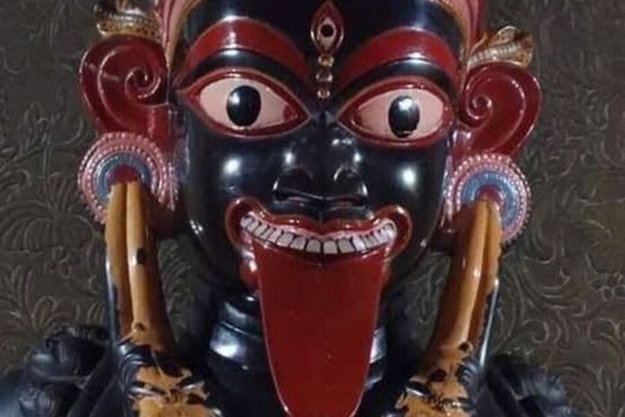 গুহ্যকালী:  গুহ্যকালী বা আকালীর রূপ গৃহস্থের কাছে অপ্রকাশ্য। তিনি সাধকদের আরাধ্যা। তাঁর রূপকল্প ভয়ংকর, গাত্রবর্ণ গাঢ় মেঘের ন্যায়। লোলজিহ্বা ও দ্বিভুজা দেবীর গলায় পঞ্চাশটি নরমুণ্ডের মালা, কটিতে ক্ষুদ্র কৃষ্ণবস্ত্র, স্কন্ধে নাগযজ্ঞোপবীত; মস্তকে জটা ও অর্ধচন্দ্র, কর্ণে শবদেহরূপী অলংকার। চতুর্দিকে নাগফণা দ্বারা বেষ্টিতা ও নাগাসনে উপবিষ্টা দেবীর বাম কঙ্কণে তক্ষক সর্পরাজ ও দক্ষিণকঙ্কণে অনন্ত নাগরাজ, বামে বৎসরূপী শিব। তিনি নবরত্নভূষিতা, অট্টহাস্যকারিণী, মহাভীমা ও সাধকের অভিষ্ট ফলপ্রদায়িনী। নারদাদিঋষিগণ শিবমোহিনী গুহ্যকালীর সেবা করেন।  মহাকাল সংহিতা মতে, নববিধা কালীর মধ্যে গুহ্যকালীই সর্বপ্রধানা। তাঁর মন্ত্র বহু – প্রায় আঠারো প্রকারের।