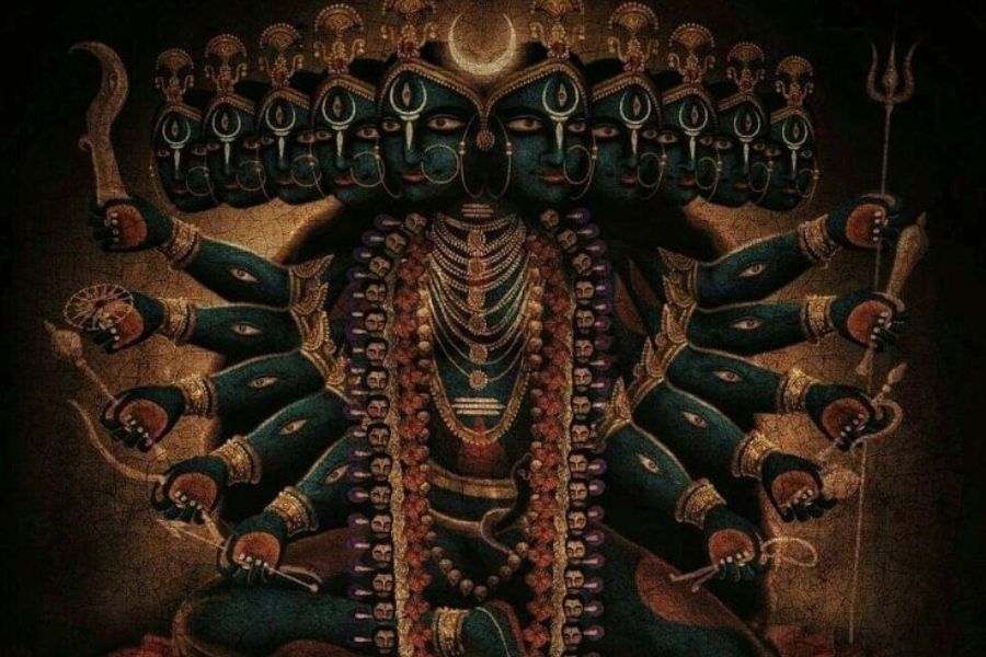 মহাকালী: তন্ত্রসার গ্রন্থমতে, মহাকালী পঞ্চবক্ত্রা ও পঞ্চদশনয়না। তবে কালিকাপুরাণে তাঁকে আদ্যাশক্তি, দশবক্ত্রা, দশভূজা, দশপাদা ও ত্রিংশল্লোচনা রূপে কল্পনা করা হয়েছে। তাঁর দশ হাতে রয়েছে যথাক্রমে খড়্গ, চক্র, গদা, ধনুক, বাণ, পরিঘ, শূল, ভুশুণ্ডী, নরমুণ্ড ও শঙ্খ। ইনিও ভৈরবী, তবে গুহ্যকালীর সঙ্গে এঁর পার্থক্য রয়েছে। ইনি সাধনপর্বে ভক্তকে উৎকট ভীতি প্রদর্শন করলেও অন্তে ভক্তকে কাঙ্খিত ফল প্রদান করেন।