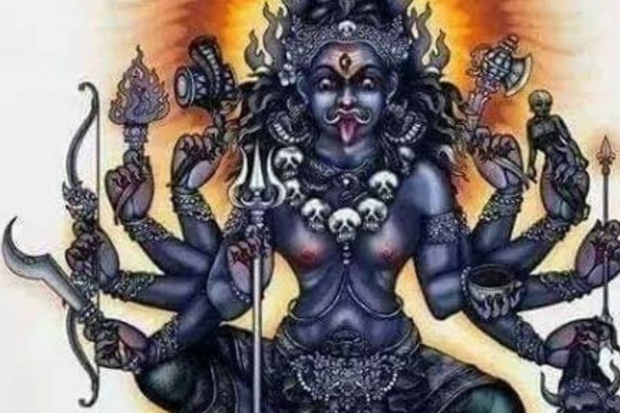 ভদ্রকালী:  এখানে ভদ্র শব্দের অর্থ কল্যাণ এবং কাল শব্দের অর্থ শেষ সময়। যিনি মৃত্যুকালে জীবের মঙ্গলবিধান করেন, তিনিই ভদ্রকালী। কালিকাপুরাণ মতে, ভদ্রকালীর গাত্রবর্ণ অতসীপুষ্পের ন্যায়, মাথায় জটা, ললাটে অর্ধচন্দ্র তন্ত্র মতে অবশ্য তিনি মসীর ন্যায় কৃষ্ণবর্ণা, কোটরাক্ষী, সর্বদা ক্ষুধিতা, মুক্তকেশী। তিনি জগৎকে গ্রাস করছেন, তাঁর হাতে জ্বলন্ত অগ্নিশিখা ও পাশযুগ্ম। সকল ‘অবিদ্যা’-র দেবী তিনি।