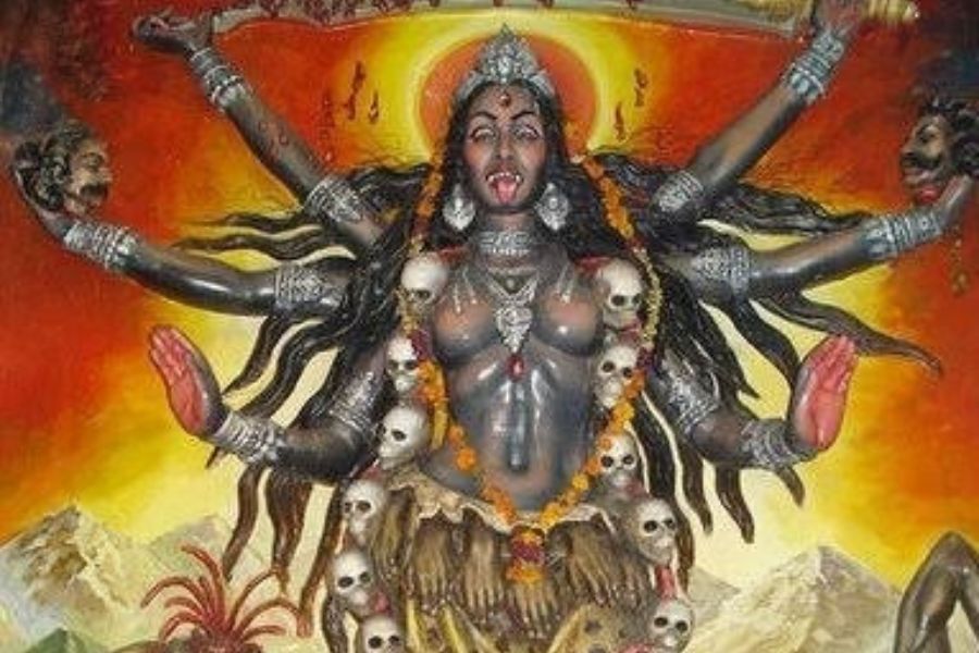 চামুণ্ডাকালী বা চামুণ্ডা: দেবীভাগবত পুরাণ ও মার্কণ্ডেয় পুরাণ অনুসারে, চণ্ড ও মুণ্ড নামক দুই অসুর বধের নিমিত্ত দেবী দুর্গার ভ্রুকুটিকুটিল ললাট থেকে চামুণ্ডার উৎপত্তি। অস্থিচর্মসার বিকটদন্ত দেবীর হস্তে অস্ত্র, দণ্ড ও চন্দ্রহাস, পরিধানে ব্যাঘ্রচর্ম। দুর্গাপুজোর মহাষ্টমী ও মহানবমীর সন্ধিক্ষণে আয়োজিত সন্ধিপুজোর সময় দেবী চামুণ্ডার পুজো হয়। অগ্নিপুরাণ-এ আট প্রকার চামুণ্ডার কথা বলা হয়েছে। তাঁর মন্ত্রও অনেক।