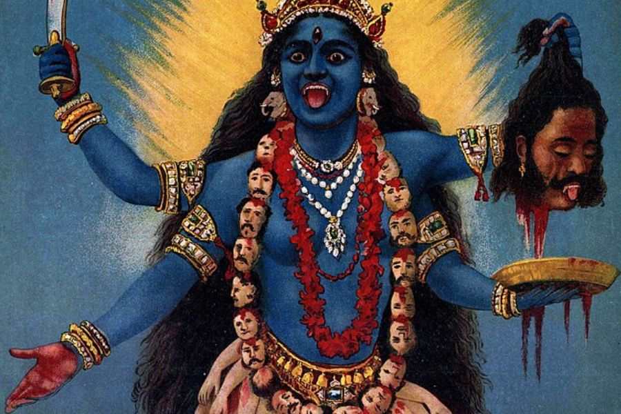 শ্মশানকালী: কালীর এই রূপকে শ্মশানের অধিষ্ঠাত্রী দেবী মনে করা হয়। তন্ত্রসাধক কৃষ্ণানন্দ আগমবাগীশ রচিত বৃহৎ তন্ত্রসার অনুসারে এই দেবীর গায়ের রং কাজলের মতো কালো, চোখদুটি রক্তপিঙ্গল বর্ণের, আলুলায়িত কেশ, দেহ শুকনো ও ভয়ঙ্কর, তাঁর ডান হাতে সদ্য ছিন্ন নরমুণ্ড, বাঁ-হাতে আসবপূর্ণ নরমুণ্ড নির্মিত পানপাত্র। শ্মশানকালীর আরেকটি রূপে তাঁর বাঁ-পা শিবের বুকে স্থাপিত এবং ডান হাতে ধরা খড়্গ। এই রূপটিও ভয়ংকর। গৃহস্থবাড়িতে বা পাড়ায় সর্বজনীনভাবে শ্মশানকালীর পূজা হয় না। শ্রীরামকৃষ্ণ পরমহংস বলেছিলেন, শ্মশানকালীর ছবিও গৃহস্থের বাড়িতে রাখা উচিত নয়।