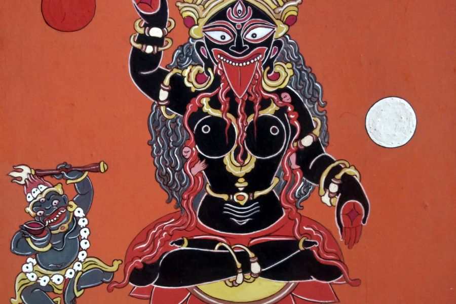 আদ্যাকালী: মহানির্বাণ তন্ত্রে এই দেবীর উল্লেখ পাওয়া যায়। আদ্যাকালীর রং মেঘের মতো ঘন নীল, কপালে চন্দ্ররেখা, ত্রিনেত্রা, রক্তবস্ত্র পরিধানে থাকে। প্রস্ফুটিত রক্তপদ্মে দেবী আসীনা, পুষ্পের মিষ্টি সুধা পান করে সম্মুখে নৃত্যরত মহাকালের নৃত্য দর্শন করে আনন্দিতা তিনি। 