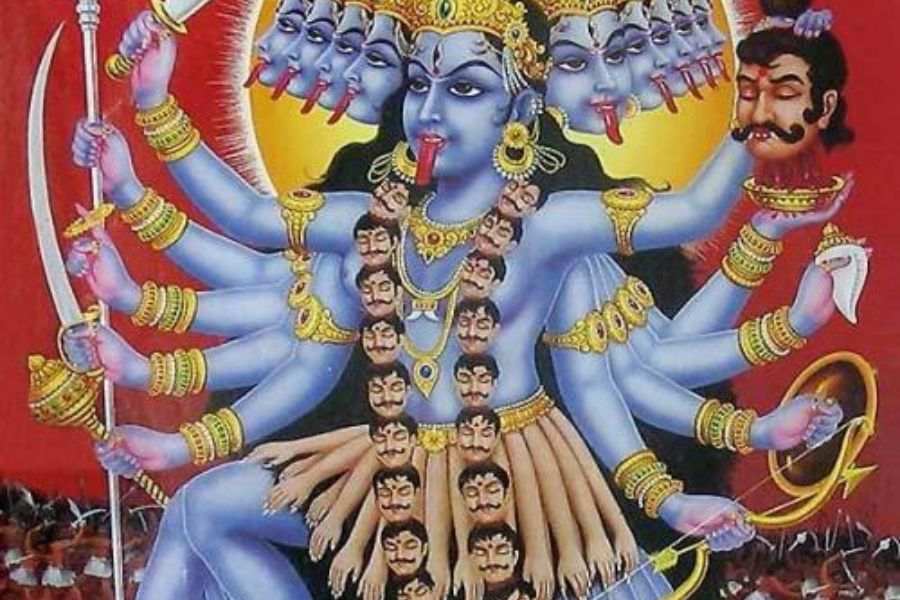 ‘ওঁ খড়্গং চক্রগদেষুচাপপরিঘান শূলং ভুশুণ্ডীং শিরঃ| শঙ্খং সন্দধতীং করৈস্ত্রিনয়নাং সর্বাঙ্গভূষাবৃতাম্ || নীলাশ্মদ্যুতিমাস্যপাদদশকাং সেবে মহাকালিকাম্ | যামস্তৌৎ স্বপিতে হরৌ কমলজো হন্তুং মধুং কৈটভম্ ||’  –  মার্কণ্ডেয় চণ্ডীর শ্রী শ্রী মহাকালীর ধ্যানমন্ত্রে পাওয়া যায়। তিনি দশমহাবিদ্যার প্রথম দেবী।   শাক্ত মতে, কালীই বিশ্বব্রহ্মাণ্ডের সৃষ্টি করেছেন। কালী সেই আদি শক্তিরই মূর্ত রূপ। কিন্তু আজকের এই কালী বা শ্যামা মূর্তি কিন্তু খুব প্রাচীন নয়। কথিত আছে, ষোড়শ শতকের তন্ত্র সাধক কৃষ্ণানন্দ আগমবাগীশই প্রথম কালীর রূপ কল্পনা করেছিলেন।   তার আগে দেবী পূজিতা হতেন ‘যন্ত্রে’। এছাড়াও গুহ্য মূর্তি শবশিবা বা অন্য কল্পে দেবী পূজিতা হতেন। দেবীর সেই রূপ গৃহী ভক্তদের উপযোগী নয় ভেবে কৃষ্ণানন্দ সেই রূপে বদল আনেন।  দেবীপুরাণ, দেবীমাহাত্ম্য, কালিকাপুরাণ ও তন্ত্র গ্রন্থগুলিতে কালীর বিভিন্ন রূপের বর্ণনা পাওয়া যায়। সাধারণভাবে দেবী চতুর্ভুজা, তাঁর মূর্তিতে চারটি হাতে খড়্গ, অসুরের ছিন্নমুণ্ড, বর ও অভয়মুদ্রা, গলায় মুণ্ডমালা, লোলজ্বিহা, বক্রনয়না, ঘোর কৃষ্ণবর্ণ (মতান্তরে নীল), এলোকেশ দেখা যায়।  মহাদেবের বুকের উপর দাঁড়িয়ে থাকেন তিনি। নানা রূপে দেবীর আরাধনা করা হয়। যেমন – দক্ষিণাকালী, শ্মশানকালী, ভদ্রকালী, রক্ষাকালী, গুহ্যকালী, মহাকালী, চামুণ্ডা ইত্যাদি। আবার বিভিন্ন মন্দিরে ‘ব্রহ্মময়ী’, ‘ভবতারিণী’, ‘আনন্দময়ী’, ‘করুণাময়ী’ ইত্যাদি নামে কালীপ্রতিমা প্রতিষ্ঠা ও পূজা করা হয়।   তোড়ল তন্ত্র মতে কালী অষ্টধা বা অষ্টবিধ। অর্থাৎ তাঁর আটটি রূপ আছে, যথা – দক্ষিণাকালী, সিদ্ধকালী, গুহ্যকালী, মহাকালী, ভদ্রকালী, চামুণ্ডাকালী, শ্মশানকালী ও শ্রীকালী। মহাকাল সংহিতা অনুসারে আবার কালী নববিধা। এই তালিকা থেকেই পাওয়া যায় কালকালী, কামকলাকালী, ধনদাকালী ও চণ্ডিকাকালী ইত্যাদি নাম।