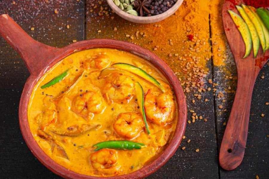 আম চিংড়ি: এটি চিংড়ি মাছের সঙ্গে মূলত কাঁচা আম ও পোস্তোর রান্নার পদ। ৩০০ গ্রাম চিংড়ির সঙ্গেই যে জন্য একটা আস্ত কাঁচা আম এবং ৫০ গ্রাম পোস্ত লাগবে, অন্যান্য সব সাধারণ মশলা, তেল, নুন-চিনি ছাড়াও। চিংড়িগুলি ভাল করে ছাড়িয়ে ও ধুয়ে, নুন-হলুদ মাখিয়ে, কড়াইয়ে গরম তেলে অন্য সব মশলা ছাড়াও ভালো করে বাটা কাঁচা আম ও পোস্তর সঙ্গে দিয়ে, খুব ভালো ভাবে কষে, মাপ মতো জল দিয়ে অল্প আঁচে ৫ মিনিট ফুটিয়ে, মাখামাখা হলে তাতে আরেকটু কাঁচা সরষের তেল ও কাঁচা লঙ্কা দিয়ে, আরও ২ মিনিট গরম করে নামাতে হবে। রান্নার ওপর ধনেপাতা কুঁচি ছড়িয়ে পরিবেশন করলে আরও দুর্দান্ত খেতে লাগে আম চিংড়ি।