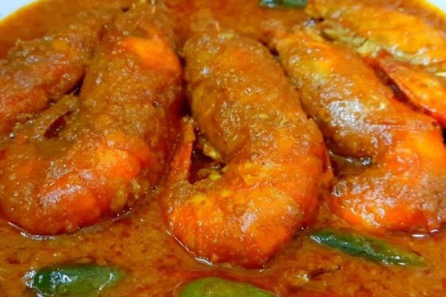 চিংড়ির রসা: বড় সাইজের ৫০০ গ্রাম চিংড়ির সঙ্গে বড় আলু ১টা, বড় টম্যাটো ১টা, মাঝারি সাইজের পেঁয়াজ ২টো ও চার টেবিল চামচ টকদই লাগে বিশেষ উপকরণ হিসেবে এই রান্নায়। অন্য সব নিয়মিত মশলাপাতি ছাড়াও। নুন-হলুদ মাখানো চিংড়ি ভেজে, একে-একে আলু কেটে ভেজে, কুঁচো পেঁয়াজ লাল-লাল করে ভেজে আলাদা আলাদা পাত্রে রাখতে হবে। এ বার সব মশলা কড়াইয়ের গরম তেলে কষে তাতে ভাজা আলু- পেঁয়াজ- চিংড়ি মাছ ঢেলে সব শেষে টক দই ফেটিয়ে টম্যাটো কুঁচির সঙ্গে তাতে ঢেলে অল্প আঁচে ফোটাতে হবে, যতক্ষণ না একটু মাখামাখা হয়ে উঠছে রান্নাটা। গা-মাখামাখা হয়ে ওঠা মানে চিংড়ির রসা তৈরি।