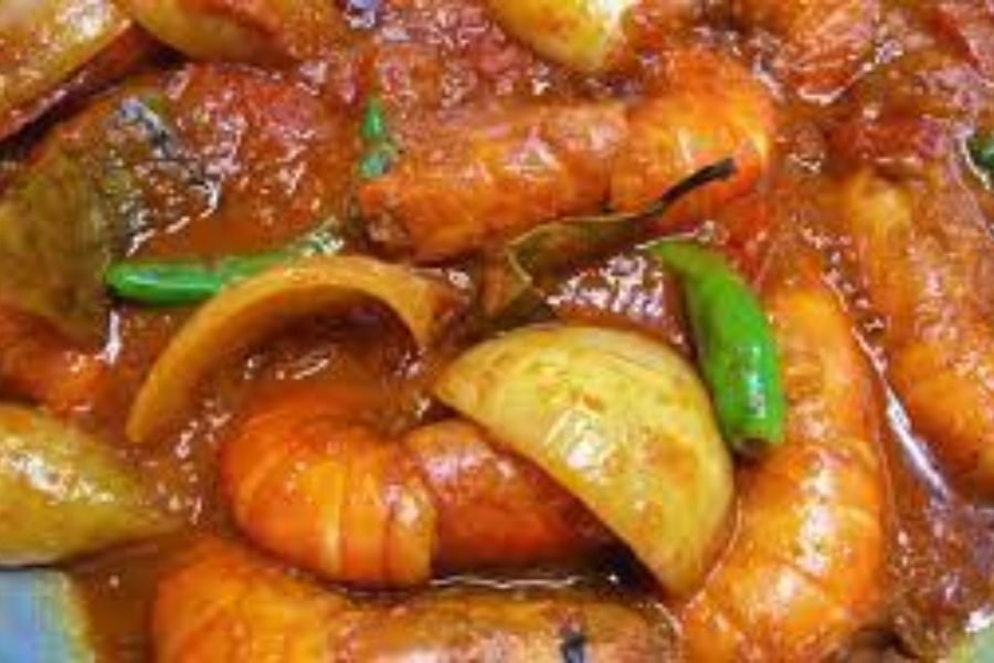 চিংড়ির দো পেঁয়াজা: এর জন্য বড় সাইজের চিংড়ি ৮-১০টা লাগবে। সঙ্গে সোয়াবিন তেল ৩-৪ কাপ, পেঁয়াজ বাটা ১ কাপ, পেঁয়াজ কুঁচি ২ টেবিল চামচ, ২-৩টে কাঁচা মরিচ। এছাড়া অন্যান্য নিয়মিত সব মশলাপাতি তো আছেই। পেঁয়াজ কুঁচি আলাদা করে ভেজে রাখতে হবে।‌ পেঁয়াজ বাটা দিতে হবে সমস্ত মশলার সঙ্গে কষানো চিংড়ি মাছে। ১৫-২০ মিনিট রান্না করে নামিয়ে তার ওপর আগে থেকে লাল লাল ভাজা পেঁয়াজ কুঁচি ছড়িয়ে দিলে আপনার চিংড়ির দো পেঁয়াজা তৈরি।