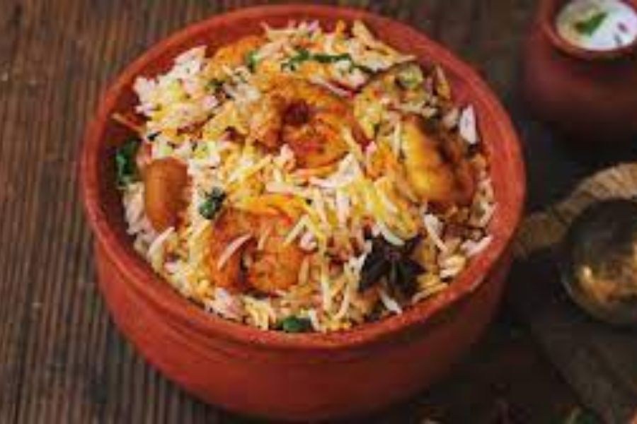 চিংড়ি বিরিয়ানি: মাঝারি সাইজের বাগদা চিংড়ি ৭০০ গ্রাম এই বিরিয়ানির জন্য নিলে বিশেষ উপকরণ হিসেবে লাগবে ভালো বাসমতি গন্ধ চাল ৫০০ গ্রাম, রসুন ১২ কোয়া, পেঁয়াজ ৩০০ গ্রাম, দুধ হাফ কাপ, বিরিয়ানি মশলা ২ প্যাকেট, কেওড়াজল। বিরিয়ানি আলাদাভাবে রেঁধে একটা আলাদা হাঁড়িতে রাখতে হবে। চিংড়ি মশলায় কষে ভাজা ভাজা হয়ে উঠলে বিরিয়ানির হাঁড়িতে ঢেলে কেওড়াজল দিয়ে নাড়তে হবে। সব শেষে ওপরে পাতিলেবুর রস ছড়িয়ে দিতে হবে। চিংড়ি বিরিয়ানি তৈরি।