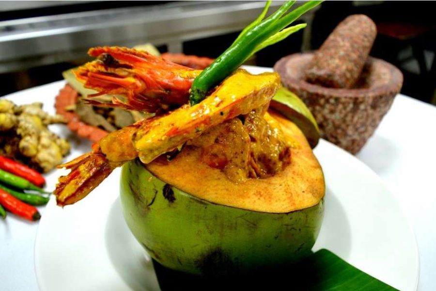 ডাব চিংড়ি: বড় চিংড়ি মাছ ৫-৭টা, কচি ডাব ১টা, একটা আস্ত নারকেল কোড়া, তার থেকে কিছুটা নিয়ে বেটে দুধ বার করে একটা পাত্রে সেটা রাখতে হবে। সঙ্গে অন্য সব নিয়মিত মশলা, তেল, ঘি প্রভৃতি তো লাগবেই। চিংড়ির এই পদ যেহেতু ডাব-কে ভিত্তি করে, সেজন্য ডাবের মুখ বড় আকারে ভালো করে কেটে ভেতরের শাঁস বার করে নিন। এবার সমস্ত মশলা কড়াইয়ের গরম তেলে দিয়ে, ভালো করে কষে, তার ভেতর নুন-হলুদ মাখানো চিংড়ি মাছ ঢেলে রান্না করুন। আগে থেকে পাত্রে ঢেলে রাখা ডাবের জল রান্নায় দিতে হবে। সঙ্গে নারকেলের দুধ। রান্না হয়ে গেলে ডাবের মুখ দিয়ে খুব সাবধানে কষানো মশলা, তারপর চিংড়ি, তার ওপর আবার বাকি মশলা খেলে দিন। ডাব শুদ্ধু খাবারের টেবিলে রাখুন ডাব চিংড়ি।