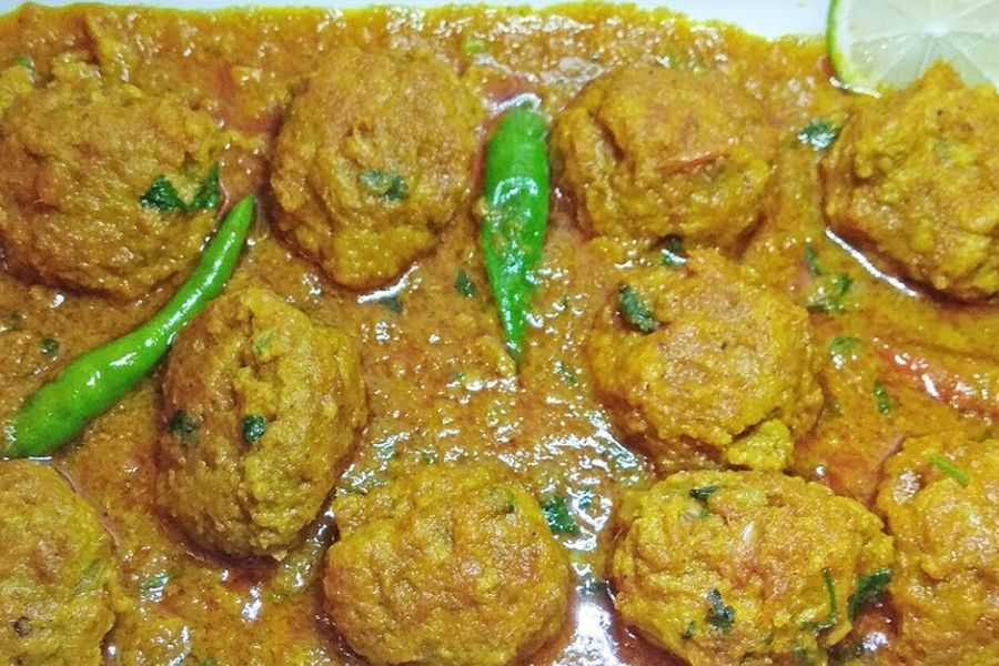  চিংড়ি কোফতা: এই পদ রান্নার জন্য ৫০০ গ্রাম চিংড়ির সঙ্গে ১টা নারকোল কোড়া, চারটে সেদ্ধ আলু, ২টো ডিম, নারকেল কোড়াকে বেটে বার করা দুধ, ৬-৮টা লেড়ে বিস্কুটের গুঁড়ো লাগবে বিশেষ উপকরণ রূপে। অন্যান্য সব মশলা, তেল, নুন, চিনির বাইরেও। চিংড়ি মাছ ভালো করে ছাড়িয়ে সেদ্ধ করে সেদ্ধ আলুর সঙ্গে মিশিয়ে ইচ্ছানুযায়ী আকারের বল বানিয়ে অন্য একটা পাত্রে ফেটানো ডিমের ভেতর ডুবিয়ে, বিস্কুট গুঁড়োর প্রলেপ মাখিয়ে গরম তেলে চুবিয়ে ভেজে তুলে রাখতে হবে। এরপর কড়াইয়ে পেঁয়াজ-রসুন সহ সব মশলা তেলে কষে নারকেল দুধ ও সামান্য ঘি দিয়ে অল্প আঁচে ফুটিয়ে মাখামাখা হয়ে গেলেই তার ভেতর আগে থেকে ভেজে রাখা চিংড়ির বলগুলো দিয়ে ৩-৪ মিনিট গরম করেই নামিয়ে নিন। উপরে ধনেপাতা কুঁচি ছড়িয়ে দিন। চিংড়ি কোফতা তৈরি।