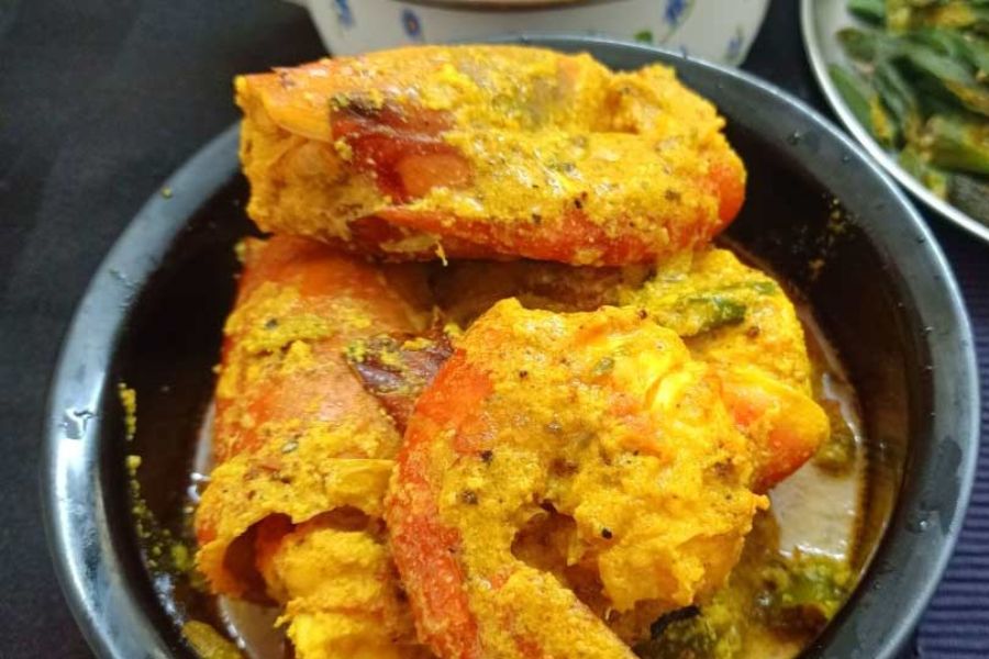 দই চিংড়ি: বাগদা চিংড়ি ৫০০ গ্রামের সঙ্গে লাগবেই ১ কাপ টকদই, ২টো করে বড় লাল টম্যাটো, বড় পেঁয়াজ। অন্য সব মশলা বেটে বা মিক্সিতে 'পেসৃট' বানিয়ে গরম তেলে চিংড়ির সঙ্গে মশলার 'পেস্ট' দিয়ে ভালো করে কষে সবশেষে ভালো করে ফেটানো টকদই ঢেলে ১০-১৫ মিনিট রান্না করলে তৈরি দই চিংড়ি।