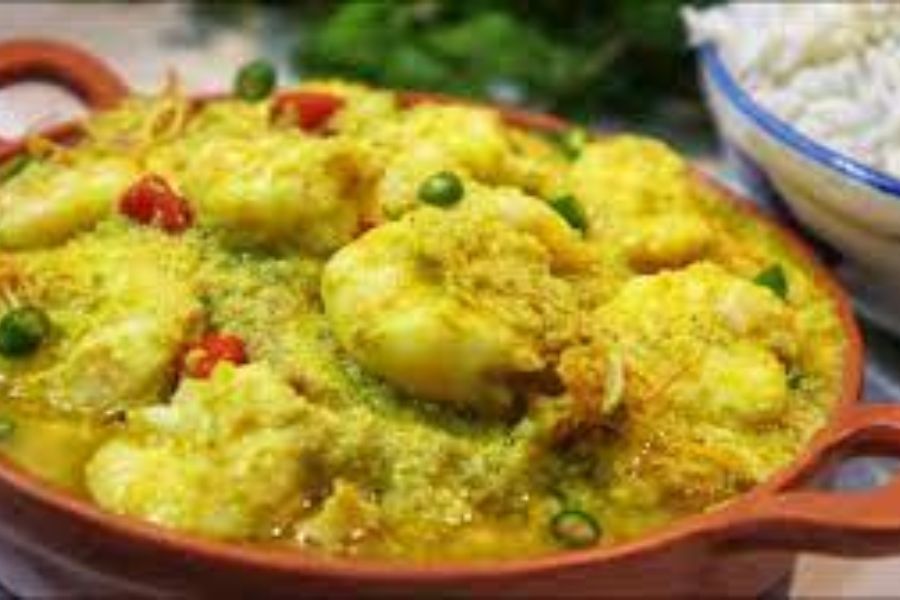 চিংড়ি বাটি পোস্ত: এতে ৫০০ গ্রাম কুঁচো চিংড়ি নইলে তার জন্য ২ টেবিল চামচ পোস্ত বাটা, ১ টেবিল চামচ বাটা সরষে, ৩-৪ টেবিল চামচ কাঁচা সরষের তেল, ১ টেবিল চামচ ধনেপাতা কুঁচি মূল উপকরণ লাগবে। সঙ্গে অন্য সব নিয়মিত মশলাপাতি। সব উপকরণ খুব ভালো ভাবে পরিষ্কার করে ছাড়ানো চিংড়ি মাছের সঙ্গে মেখে একটা টিফিন কৌটোয় ভরে তার মুখ শক্ত করে বন্ধ করে কড়াইয়ের ফুটন্ত গরম জলে এমনভাবে বসাতে হয়, তাহলে যাতে কৌটোয় জল না ঢোকে। ১৫ মিনিট পরে কড়াই থেকে তুলে কৌটোর মুখ খুলে রান্নার উপর কাঁচা সরষের তেল ছড়িয়ে গরম ভাতে পরিবেশন করুন চিংড়ি বাটি পোস্ত।