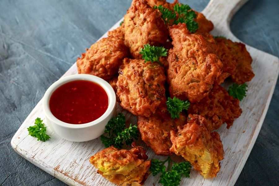 চিংড়ি পকোড়া: ছোট সাইজের চিংড়ি সেদ্ধ করে মেখে কিমার মতো করতে হবে। তাতে একটা সেদ্ধ আলু মাখতে হবে। ২টো ডিম, কর্নফ্লেকস ও 'ব্রেডক্রাম' লাগবে। সেদ্ধ চিংড়ি-আলু মাখা থেকে ইচ্ছে মতো বল বানিয়ে কর্নফ্লেক্সে ফেলে তারপর সেটা ফেটানো ডিমে চুবিয়ে তাতে 'ব্রেডক্রাম' মাখিয়ে গরম তেলে ডুবিয়ে লাল লাল করে ভেজে তুললেই তৈরি চিংড়ি পকোড়া।