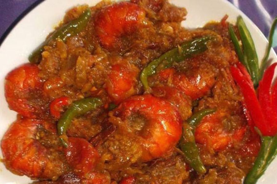 চিংড়ি ভুনা: ভাল করে ছাড়ানো ও ধোয়া চিংড়ি সেদ্ধ করে, মিক্সিতে সব মশলার 'পেস্ট' তৈরি সেটা কড়াইয়ের গরম তেলে চিংড়ির সঙ্গে দিয়ে ভালো করে কষে, তাতে আগে থেকে সেদ্ধ করা আলু ও টম্যাটো ভেঙে দিয়ে ফের রান্না করে শুকনো হয়ে উঠলে উনুন থেকে নামিয়ে নিন। তার ওপর কয়েক ফোঁটা পাতিলেবুর রস ও ধনেপাতা কুঁচি ছড়িয়ে দিন। আপনার চিংড়ির ভুনা তৈরি। এই প্রতিবেদনটি ‘আনন্দ উৎসব’ ফিচারের একটি অংশ।