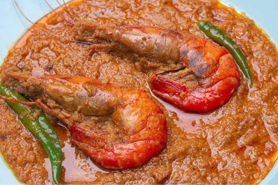  চিংড়ি কোফতা। চিংড়ির দো পেঁয়াজা। চিংড়ি মাছের রসা। আম চিংড়ি!   চিংড়ির একেকটা অপরিচিত ও অনিয়মিত পদ। চিংড়ির মালাইকারি, ভাপা, কালিয়া, সরষে চিংড়ির মতো বাঙালি বাড়ির সাধারণ চিংড়ির পদগুলো তো অনেক খেলেন।  এ বার বাড়িতেই চিংড়ি মাছের ১০টা অপরিচিত ও অনিয়মিত পদ রেঁধে দেখুন না, খেতে কেমন মজা লাগে!