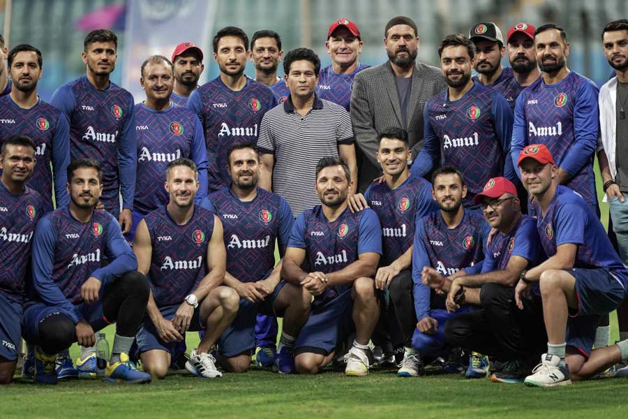 আফগানিস্তান দলের সঙ্গে সচিন তেন্ডুলকর। 