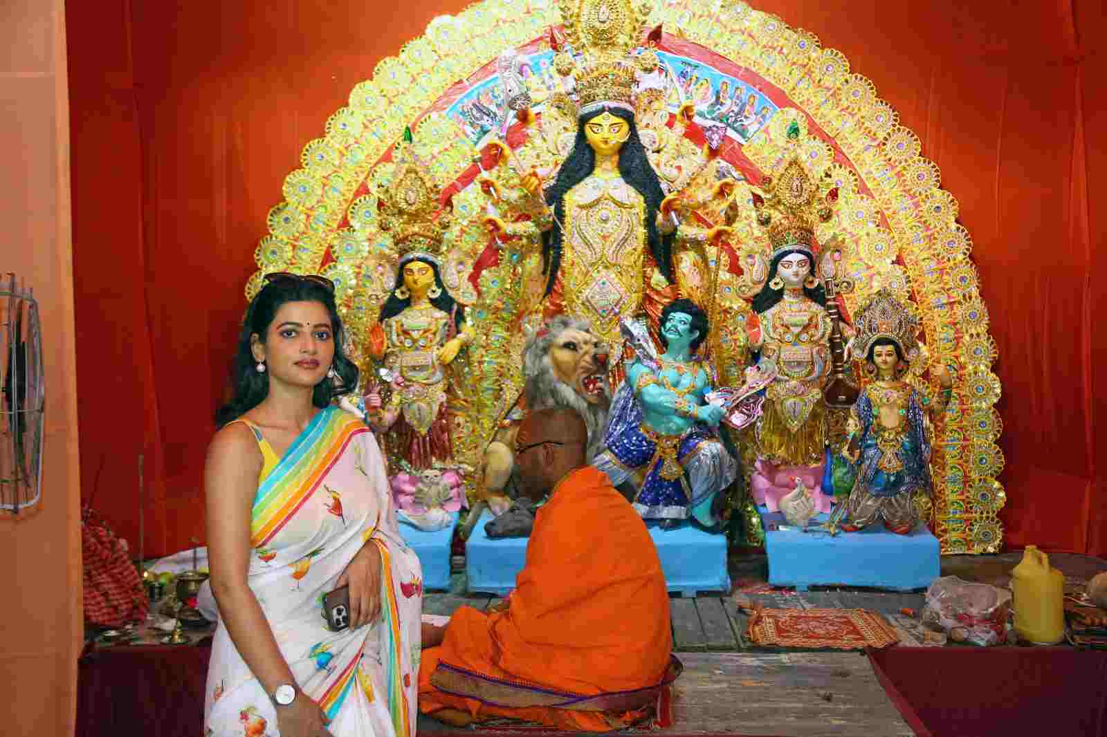 আবাসন পরিদর্শনে অভিনেত্রী ঊষসী রায়