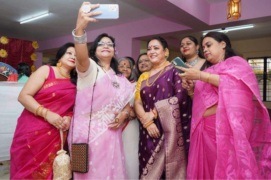 আবাসন পরিদর্শনে অভিনেত্রী অপরাজিতা আঢ্য