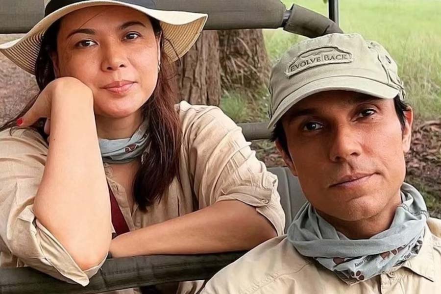 আবার সানাইয়ের সুর শোনা যেতে পারে বলিপাড়ায়। এমনটাই কানাঘুষো শোনা যাচ্ছে। বলি অভিনেতা রণদীপ হুডা চলতি মাসেই নাকি সাত পাকে বাঁধা পড়তে চলেছেন তাঁর দীর্ঘকালীন প্রেমিকা লিন লাইশরামের সঙ্গে। মডেলিংয়ের মাধ্যমে কেরিয়ার শুরু করলেও লিনবলিপাড়ায় পা রাখেন বলিউডের ‘বাদশা’ শাহরুখ খানের হাত ধরে। এখন কী করেন এই মডেল-অভিনেত্রী?