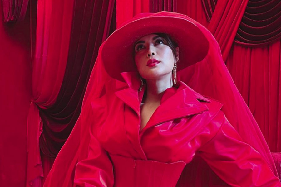 মুম্বইয়ে সমাজবিদ্যা নিয়ে স্নাতক স্তরের পড়াশোনা শেষ করে জামশেদপুরে ধনুর্বিদ্যার প্রশিক্ষণের জন্য ভর্তি হন লিন। ধনুর্বিদ্যা সংক্রান্ত প্রতিযোগিতায় অংশগ্রহণ করে নিজের পরিচিতি তৈরি করেন তিনি।