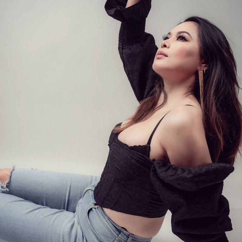 মডেলিংজগতে পা রাখা প্রসঙ্গে নিজের অভিজ্ঞতা ভাগ করেছিলেন লিন। এক পুরনো সাক্ষাৎকারে তিনি বলেছিলেন, ‘‘কলেজে পড়াকালীন এক নামী সংস্থার নজরে পড়েছিলাম আমি। এক জনপ্রিয় পত্রিকার ফোটোশুটের জন্য এমন মেয়েদের প্রয়োজন ছিল যাঁদের চুল লম্বা। এক বার ফোটোশুট করানোর পর আমার কাজ তাদের পছন্দ হয়ে যায় এবং আমাকে নিজের পোর্টফোলিয়ো তৈরি করতে বলেন।’’