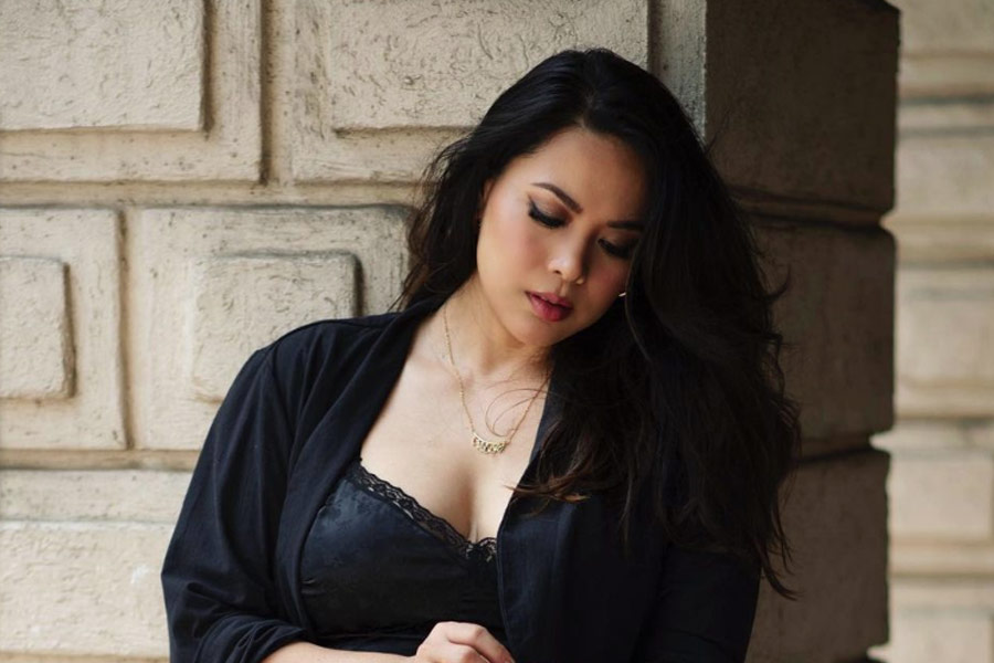 মডেলিংয়ের সূত্রে বহু নামী চিত্রগ্রাহকশিল্পী, রূপটানশিল্পীদের সঙ্গে কাজ করার অভিজ্ঞতা সঞ্চয় করেছেন লিন। নিউ ইয়র্কে বেশ কয়েক বছর থাকার পর মুম্বই ফিরে যান তিনি। সেখানে টানা তিন বছর থিয়েটারের সঙ্গে যুক্ত ছিলেন লিন। নাসিরুদ্দিন শাহ এবং নীরজ কবির মতো দক্ষ অভিনেতাদের সঙ্গে এক মঞ্চে অভিনয়ের সুযোগ পান তিনি।