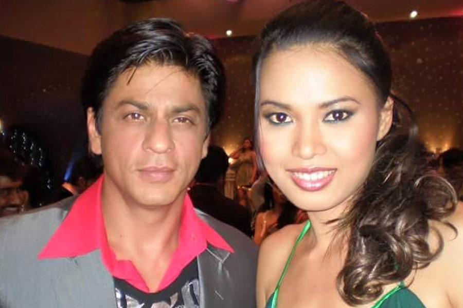 নাটকের সঙ্গে বহু বছর যুক্ত থাকার পর বড় পর্দায় নামেন লিন। ২০০৭ সালে মুক্তিপ্রাপ্ত শাহরুখের ছবি ‘ওম শান্তি ওম’-এ প্রথম অভিনয়ের সুযোগ পান লিন। এই ছবিতে একটি ক্যামিয়ো চরিত্রে অভিনয় করতে দেখা যায় লিনকে।