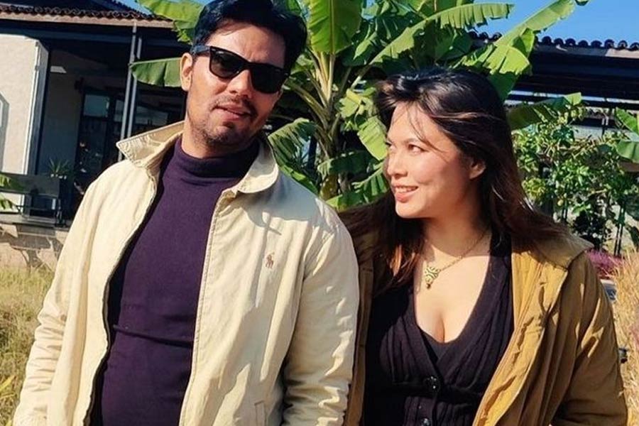 বলিপাড়ার অন্দরমহল সূত্রে খবর, চলতি মাসেই লিনের সঙ্গে গাঁটছড়া বাঁধতে চলেছেন রণদীপ। মায়ানগরী মুম্বইয়ের কোলাহল থেকে দূরে কোথাও সাত পাক ঘুরতে চলেছেন তাঁরা, কানাঘুষোয় এমনটাই শোনা যাচ্ছে। তবে দুই তারকার কেউই এখনও আনুষ্ঠানিক ভাবে কিছু ঘোষণা করেননি।