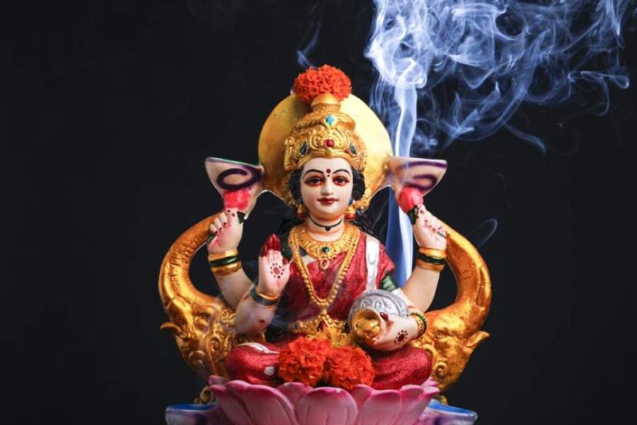 কেবল দেবী কালীকা নয়,  এই দিন বাংলার ঘরে পূজিত হন দেবী লক্ষীও। যা আবার দীপান্বিতা লক্ষীপুজো নামে পরিচিত। 