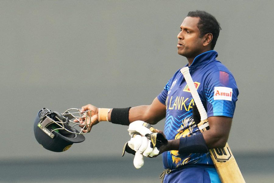 সোমবার বিশ্বকাপ ক্রিকেটে শ্রীলঙ্কা-বাংলাদেশ ম্যাচে একটি আউট নিয়ে তৈরি হল তুমুল বিতর্ক। শ্রীলঙ্কার ব্যাটার অ্যাঞ্জেলো ম্যাথেউজ একটিও বল না খেলে আউট হয়ে যান। মাঠে নেমে নির্ধারিত সময়ের থেকে দেরিতে স্ট্রাইক নেওয়ায় ফিরতে হয় তাঁকে। একে ‘টাইম‌্ড আউট’ বলে। আন্তর্জাতিক ক্রিকেটে আগে কখনও কোনও ব্যাটার এ ভাবে আউট হননি।