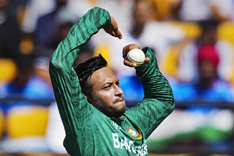 ম্যাথেউজকে আউটের আবেদন জানান বাংলাদেশ অধিনায়ক শাকিব আল হাসান। বাংলাদেশের আবেদনের পরে অনেক ক্ষণ ম্যাথেউজ, শাকিব ও আম্পায়ারদের মধ্যে আলোচনা হয়। তার পর আম্পায়ার ম্যাথেউজকে জানান যে ক্রিকেটের নিয়মে তিনি আউট। সেই কারণে মাঠ ছাড়তে হয় ম্যাথেউজকে। 