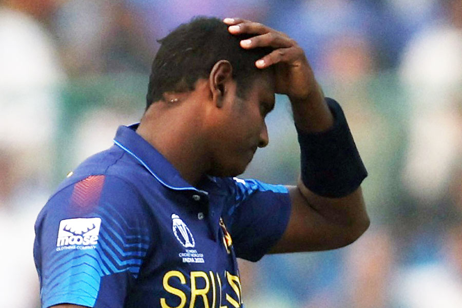 আউট হয়ে ফেরার সময় রাগে হেলমেট ছুড়ে ফেলেন ম্যাথেউজ। পরে তিনি এই নিয়ে ক্ষোভ উগরে দেন। শ্রীলঙ্কার অধিনায়ক কুশল মেন্ডিসও এই ঘটনায় সমালোচনা করেন শাকিব ও বাংলাদেশ দলের। অনেক প্রাক্তন ক্রিকেটারও বাংলাদেশ দলের সমালোচনা করেন।