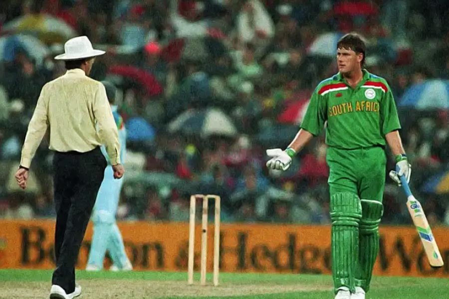 ১৯৯২ ‘রেন রুল’-এর নিয়মে বিশ্বকাপ থেকে ছুটি হয়ে যায় দক্ষিণ আফ্রিকা দলের। তার ঠিক এক বছর আগে ইডেনে আন্তর্জাতিক ক্রিকেটে প্রত্যাবর্তন হয়েছিল দক্ষিণ আফ্রিকার। সে বারের বিশ্বকাপে সেমিফাইনালে ইংল্যান্ডের মুখোমুখি হয়েছিল দক্ষিণ আফ্রিকা। ইংল্যান্ড প্রথমে ব্যাট করে ৬ উইকেটে ২৪৫ রান তোলে। দক্ষিণ আফ্রিকার যখন জেতার জন্য ১৩ বলে ২২ রান দরকার তখন বৃষ্টি নামে।