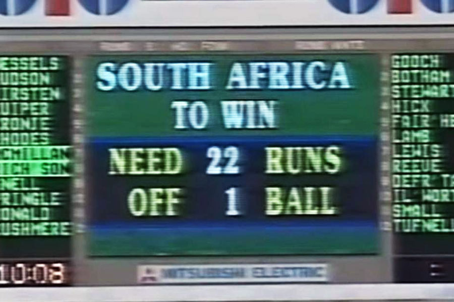 খেলা যখন শুরু হয়, তখন প্রোটিয়াদের (দক্ষিণ আফ্রিকার ক্রিকেটারদের এই নামে ডাকা হয়) লক্ষ্য দাঁড়ায় ৭ বলে ২২ রান। কিছু ক্ষণের মধ্যেই এই লক্ষ্য গিয়ে দাঁড়ায় ১ বলে ২২ রান। সে বারের নিয়ম ছিল, বৃষ্টি হলে প্রথমে ব্যাট করা দল তাদের পছন্দ মতো ওভারগুলি বাদ দেবে। ইংল্যান্ড যে ওভারগুলিতে কম রান করেছিল স্বাভাবিক ভাবেই সেই ওভারগুলি বাদ দেয়। সেই কারণে এ রকম অদ্ভুত টার্গেট হয় দক্ষিণ আফ্রিকার জন্য। এই নিয়ম এখন আর না থাকলেও প্রায়ই সমালোচনা হয় ৩১ বছর আগের সেই নিয়মের।