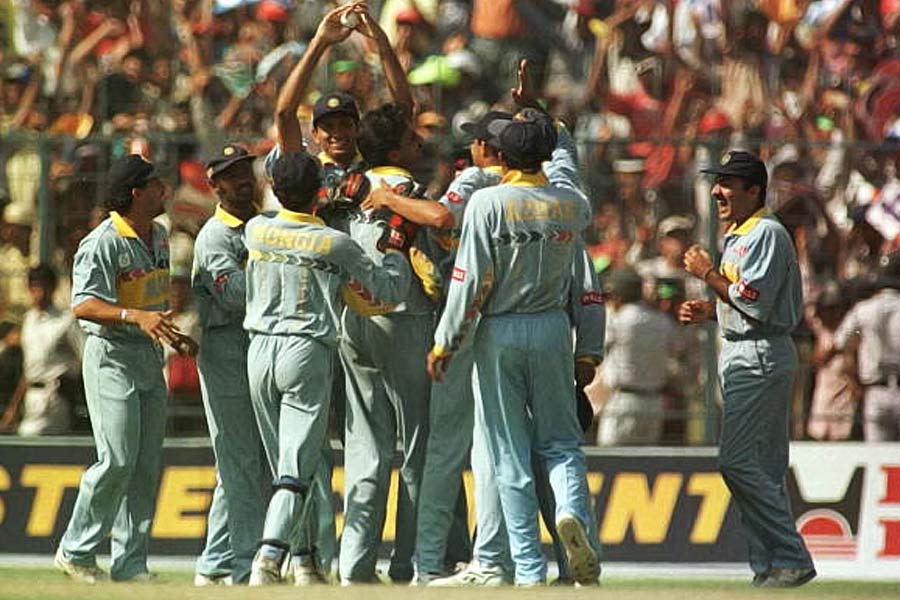 চার বছর পর ১৯৯৬ সালে বিতর্ক হয় ইডেনে। সেটিও সেমিফাইনাল ম্যাচ ছিল। ভারত মুখোমুখি হয়েছিল শ্রীলঙ্কার। জেতার জন্য ২৫২ রান তাড়া করতে নেমে ভারত ১ উইকেটে ৯৮ রান তুলে ফেলেছিল। সমস্যা শুরু হয় সচিন তেন্ডুলকর ৬৫ রানে আউট হওয়ার পরেই। সনৎ জয়সূর্য ফেরান সচিনকে। এর পরই ভারতীয় ব্যাটিংয়ে ধস নামে। পরের ৬টি উইকেট পড়ে যায় ২২ রানে। ইডেনের কিছু সংখ্যক দর্শক ক্ষোভে, হতাশায় মাঠে জলের বোতল ছুড়তে শুরু করেন। অনেক চেষ্টা করেও তাঁদের থামানো যায়নি। ম্যাচ পরিত্যক্ত হয়ে যায়। শ্রীলঙ্কাকে বিজয়ী ঘোষণা করা হয়।