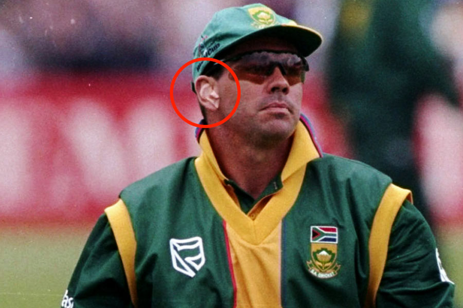 ২০০০ সালে ম্যাচ গড়াপেটা কাণ্ডে বড় বিতর্কে জড়িয়েছিলেন হ্যানসি ক্রোনিয়ে। কিন্তু তার আগের বছর ১৯৯৯ সালের বিশ্বকাপে বিতর্কে জড়িয়েছিলেন দক্ষিণ আফ্রিকার তৎকালীন অধিনায়ক। ভারতের বিরুদ্ধে প্রথম ম্যাচে ‘ইয়ারপিস’ লাগিয়ে নেমেছিলেন এই ক্রিকেটার। খেলা চলাকালীন কোচ বব উলমার যাতে প্রয়োজনীয় নির্দেশ দিতে পারেন, সেই কারণেই এই ব্যবস্থা করা হয়েছিল। বিষয়টি প্রথম নজরে পড়ে সৌরভ গঙ্গোপাধ্যায়ের। তিনি দুই আম্পায়ার স্টিভ বাকনর ও ডেভিড শেফার্ডকে জানান। ক্রোনিয়েকে কান থেকে যন্ত্র খুলে ফেলতে হয়। কাকতালীয় হলেও ক্রোনিয়ে এবং উলমার দু’জনেই প্রয়াত। দু’জনেরই মৃত্যু নিয়ে রহস্য রয়েছে।