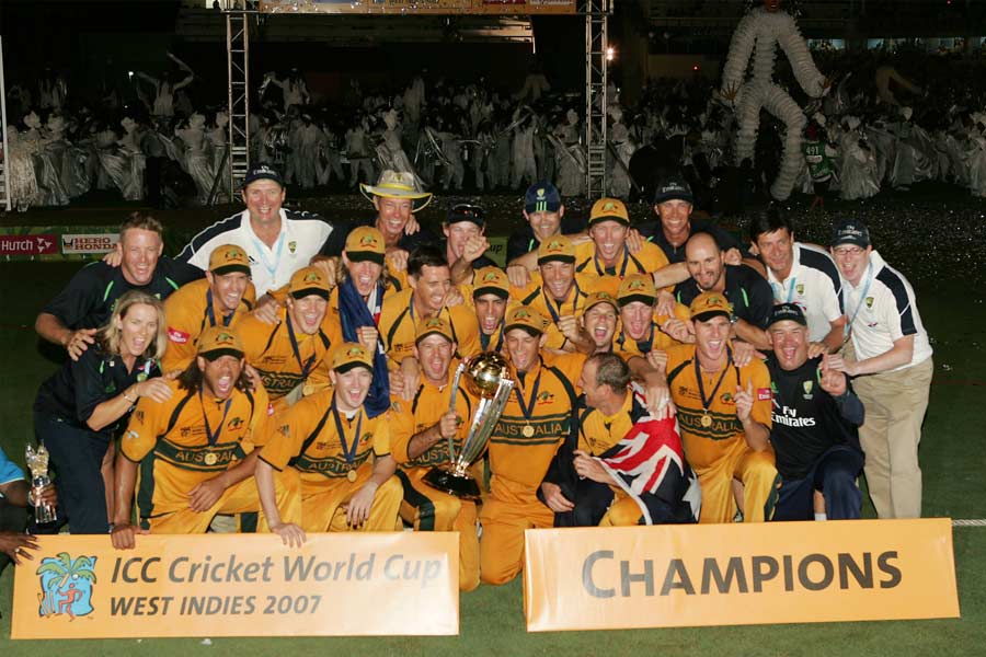 সেই বিশ্বকাপে বিতর্ক হয় ফাইনাল ম্যাচেও। মুখোমুখি হয়েছিল অস্ট্রেলিয়া ও শ্রীলঙ্কা। কিন্তু কেনসিংটন ওভালে ফ্লাডলাইট ছিল না। যখন আলো একেবারেই কমে এসেছিল, আম্পায়াররা দুই দলের ক্রিকেটারদের বলেন, রিজার্ভ ডে-তে খেলতে। কিন্তু তত ক্ষণে ডাকওয়ার্থ-লুইস নিয়ম বলবৎ হয়ে গিয়েছে। দুই অধিনায়ক রিকি পন্টিং এবং মাহেলা জয়বর্ধনের সঙ্গে দীর্ঘ আলোচনা করেন আম্পায়ার ও অন্য ম্যাচ অফিশিয়ালরা। সিদ্ধান্ত নেওয়া হয়, শেষ তিন ওভার শুধু স্পিনাররাই করবেন। তুমুল বিতর্কের মধ্যে অস্ট্রেলিয়া বিশ্বচ্যাম্পিয়ন হয়। জঘন্য সিদ্ধান্ত নেওয়ার জন্য ফাইনাল ম্যাচের সব আম্পায়ার ও অফিশিয়ালদের সেই বছরই টি২০ বিশ্বকাপ থেকে সরিয়ে দেওয়া হয়।