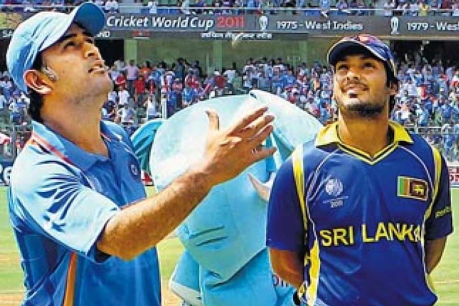 ২০১১ সালের বিশ্বকাপেও বিতর্ক হয় ফাইনাল ম্যাচে। টসের সময় শ্রীলঙ্কার অধিনায়ক কুমার সাঙ্গাকারা ‘হেড’ বলেন। কিন্তু মুম্বইয়ের ওয়াংখেড়ে স্টেডিয়ামের প্রবল চিৎকারে ভারত অধিনায়ক মহেন্দ্র সিংহ ধোনি পরিষ্কার করে শুনতে পাননি। নিজেই টস জিতেছেন ভেবে নিয়ে ধোনি ব্যাট করার সিদ্ধান্ত নেন। সাঙ্গাকারা আপত্তি জানান। দ্বিতীয় বার টস করতে হয়। শ্রীলঙ্কা টস জেতে। বিশ্বকাপ ওঠে ধোনির হাতে।