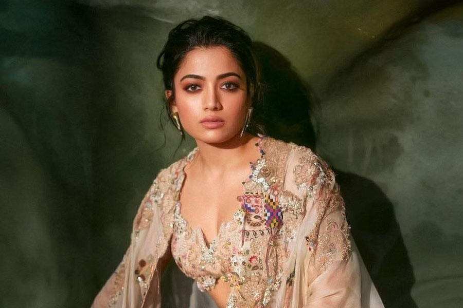 সম্প্রতি কৃত্রিম বুদ্ধিমত্তাকে কাজে লাগিয়ে রশ্মিকার একটি ‘ডিপফেক’ ভিডিয়ো সমাজমাধ্যমে ছড়িয়ে পড়েছে। তা নিয়ে সমালোচনা-বিতর্কের ঝড় উঠেছে চারদিকে। আসলে যাঁর ভিডিয়োর উপর কারসাজি করে অভিনেত্রীর মুখ বসানো হয়েছে, তাঁরও যে অনুরাগীর সংখ্যা আকাশছোঁয়া। ‘ডিপফেক’ ভিডিয়োয় কালো পোশাক পরিহিত সেই মহিলার আসল পরিচয় জানেন কি?