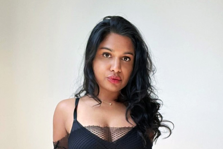 সমাজমাধ্যমের জনপ্রিয় প্রভাবী জ়ারা। ব্রিটিশ-ইন্ডিয়ান এই প্রভাবীর অনুরাগীমহল কোনও অভিনেত্রীর চেয়ে কম নয়। ইনস্টাগ্রামে ইতিমধ্যেই তাঁর অনুরাগী সংখ্যা সাড়ে চার লক্ষের গণ্ডি পার করে ফেলেছে। 